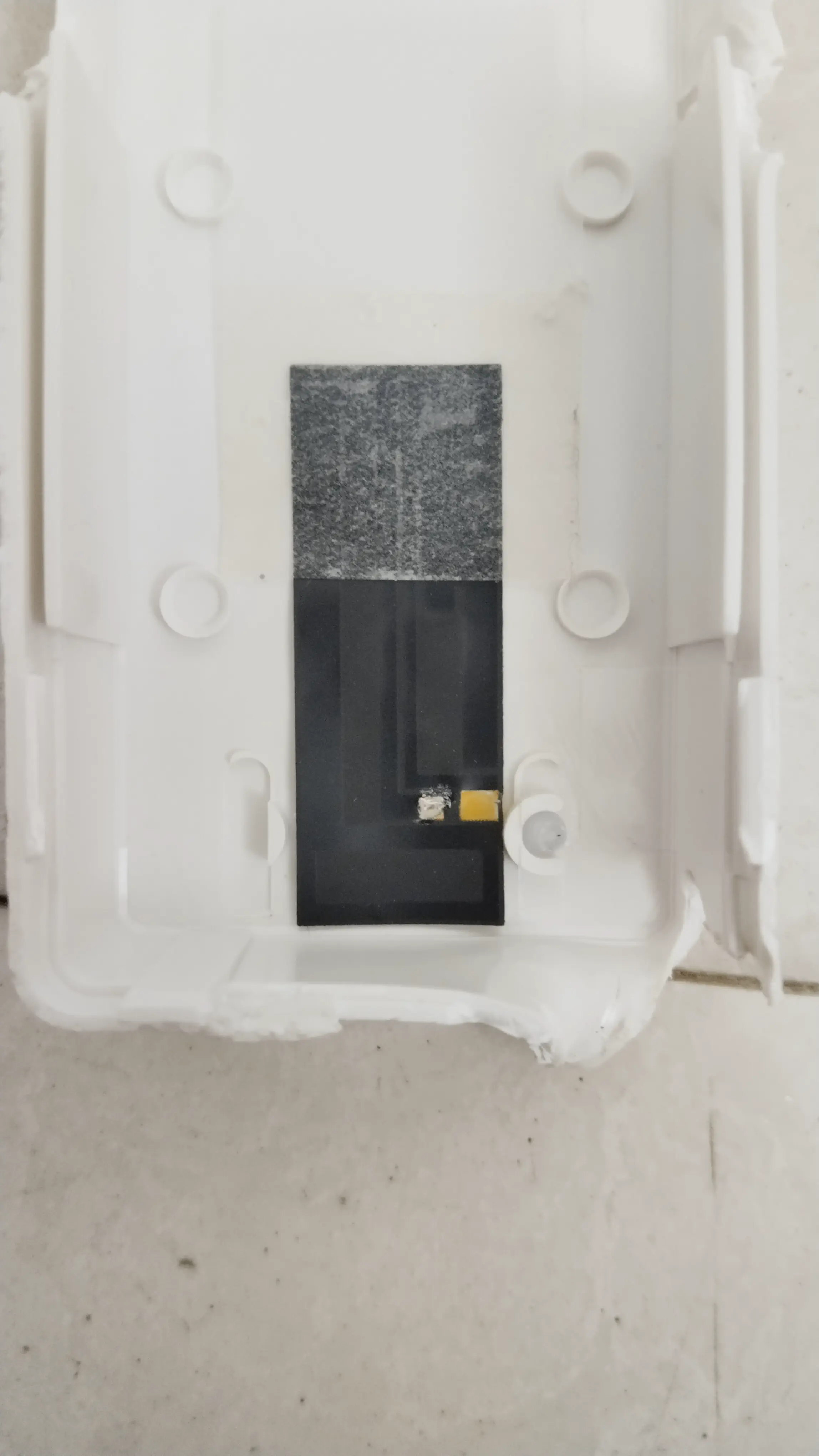 上壳反面,粘有天线,拆的时候不小心把信号线扯断了