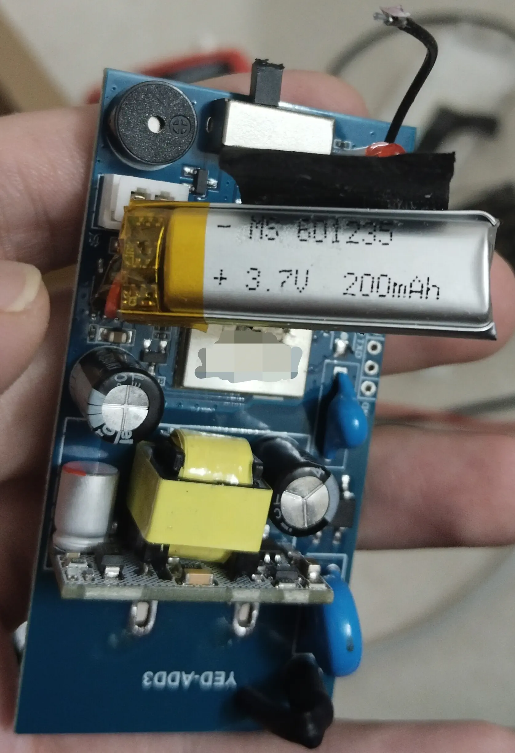 电路板正面,200毫安的锂电池